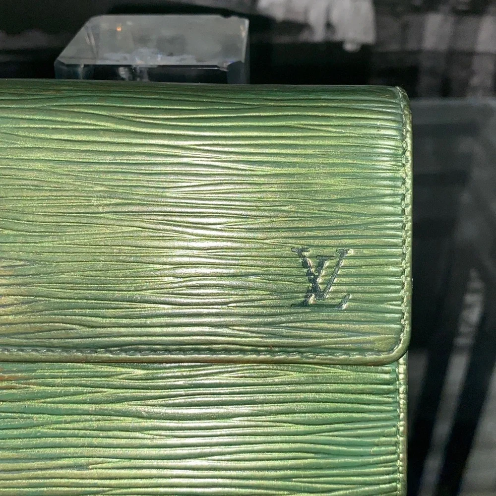 Authentic Rare Louis Vuitton Epi Leather Sarah Wallet